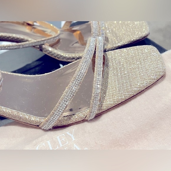 S37. NWT Badgley Mischka Telissa Kitten Heel Sandal Size 9.5 - Picture 3 of 6